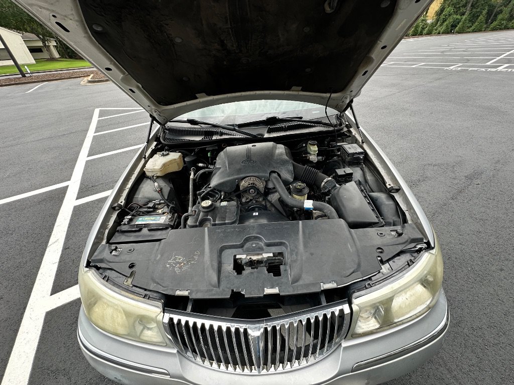 Used 2002 Lincoln Town Car Signature RWD image 20