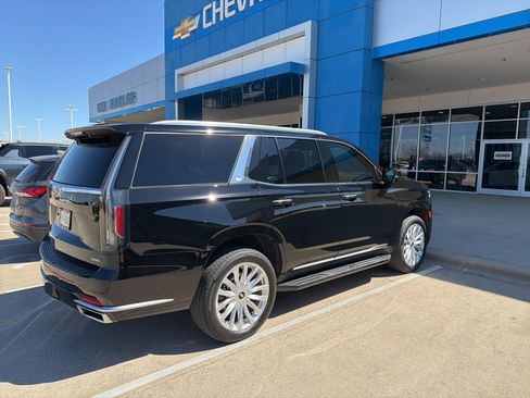 Used 2024 Cadillac Escalade Luxury image 2