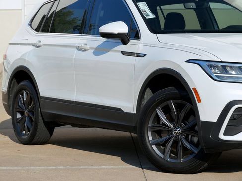 Used 2023 Volkswagen Tiguan SE w/ Panoramic Sunroof Package FWD image 18