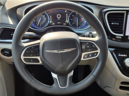Used 2024 Chrysler Pacifica Touring-L FWD image 27