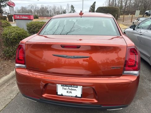 Used 2021 Chrysler 300 Touring w/ Sport Appearance Package image 7