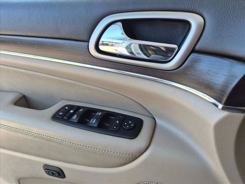 Used 2014 Jeep Grand Cherokee Overland w/ Advanced Technology Group AWD/4WD image 21