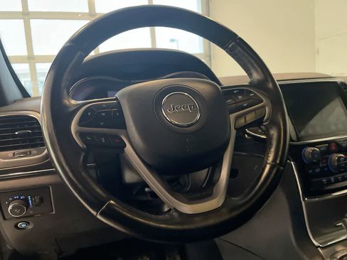 Used 2022 Jeep Grand Cherokee Limited image 14