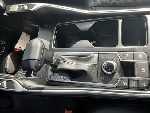 Used 2025 Kia Sorento S image 16