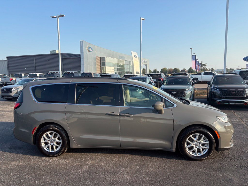 Used 2022 Chrysler Pacifica Touring-L FWD image 4
