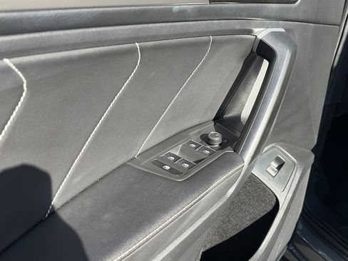 Used 2024 Volkswagen Tiguan SE image 25