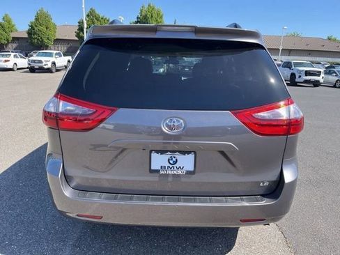 Used 2020 Toyota Sienna LE w/ Carpet Mat Package FWD image 6