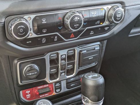 Used 2025 Jeep Wrangler Unlimited Rubicon image 22