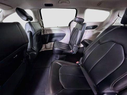 Used 2024 Chrysler Pacifica Touring-L FWD image 26