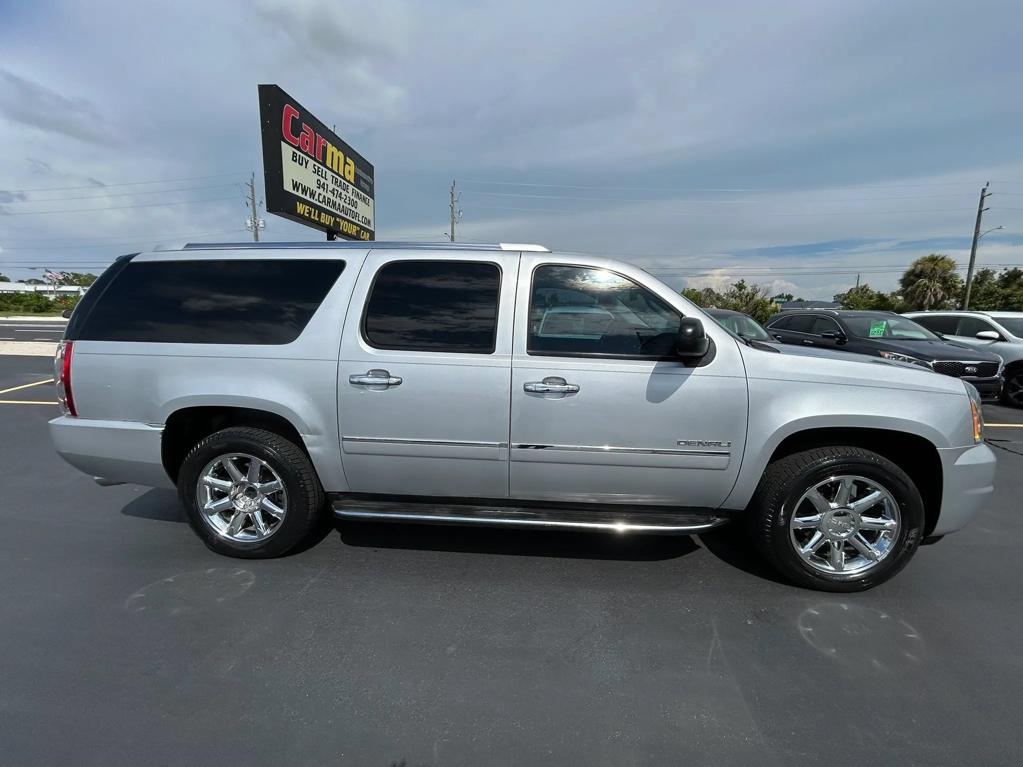 Used 2012 GMC Yukon XL Denali RWD image 3