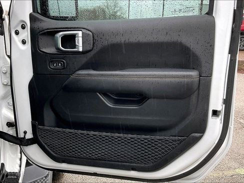 Used 2020 Jeep Wrangler Unlimited Sahara image 28