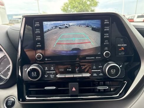 Certified 2021 Toyota Highlander XLE AWD/4WD image 9