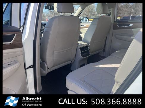 Used 2025 Volkswagen Atlas SE image 12