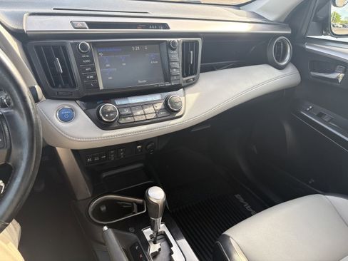 Used 2018 Toyota RAV4 Limited AWD/4WD image 9