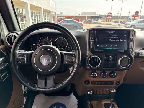 Used 2017 Jeep Wrangler Unlimited Rubicon w/ Connectivity Group image 13