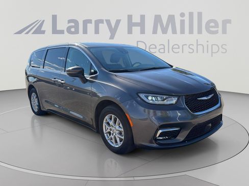 Used 2023 Chrysler Pacifica Touring-L FWD image 8