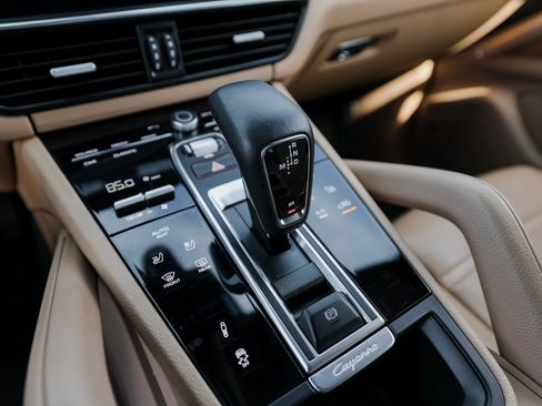 Certified 2022 Porsche Cayenne Platinum Edition image 20