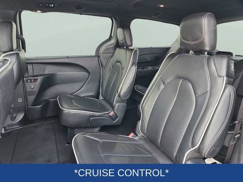 Used 2025 Chrysler Pacifica Limited image 16