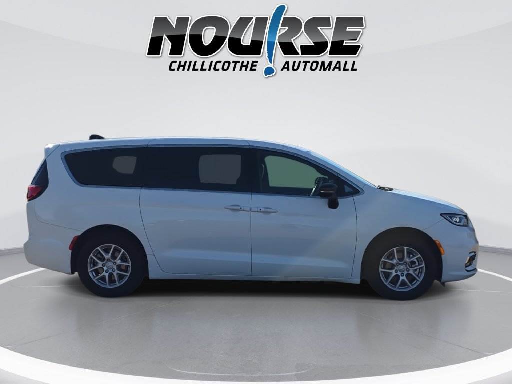 Used 2025 Chrysler Pacifica Select FWD image 9