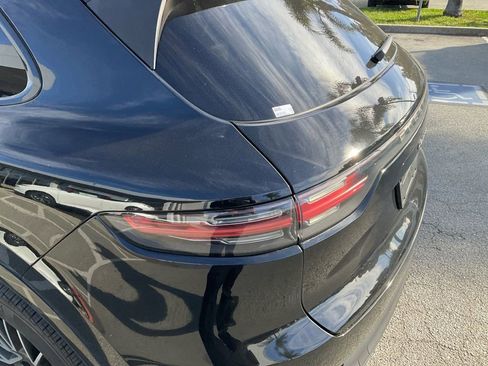 Used 2022 Porsche Cayenne Platinum Edition image 15