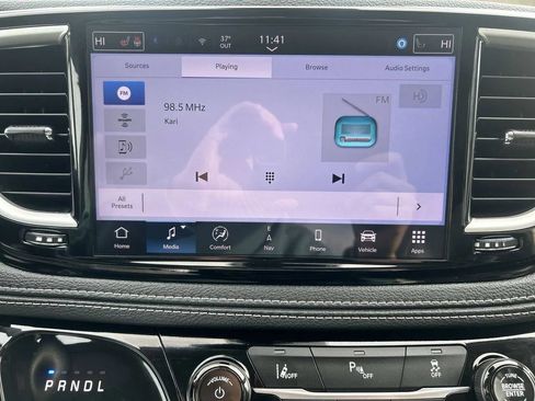 Used 2024 Chrysler Pacifica Limited FWD image 15