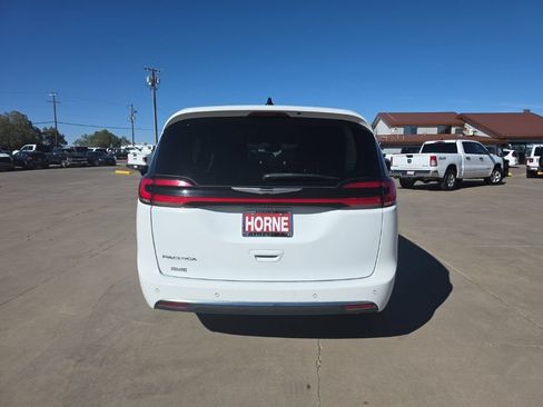 Used 2023 Chrysler Pacifica Touring-L FWD image 4