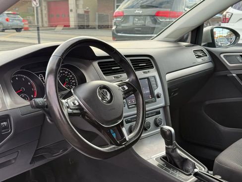 Used 2016 Volkswagen Golf S image 21