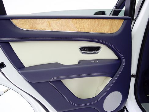 New 2025 Bentley Bentayga Plug-In Hybrid image 43