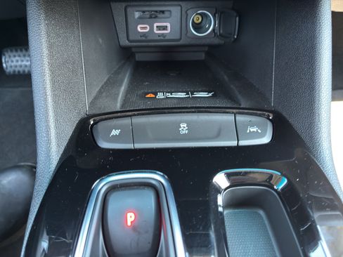 Used 2022 Chevrolet Bolt LT w/ Infotainment Package FWD image 38