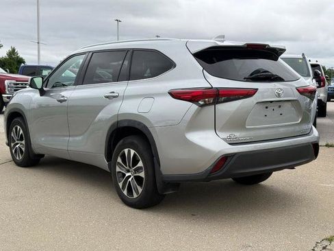 Used 2022 Toyota Highlander XLE AWD/4WD image 3