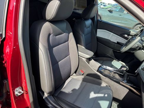 Used 2025 Chevrolet Trax LT FWD image 34