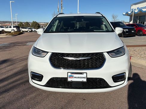 Used 2022 Chrysler Pacifica Touring-L image 2