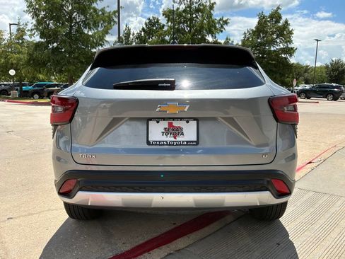 Used 2025 Chevrolet Trax LT FWD image 7