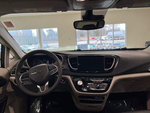 Used 2024 Chrysler Pacifica Touring-L FWD image 19