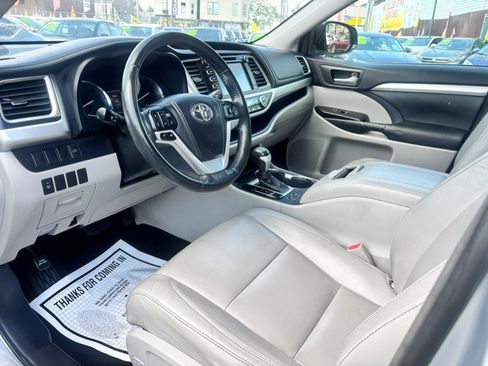 Used 2014 Toyota Highlander XLE AWD/4WD image 12