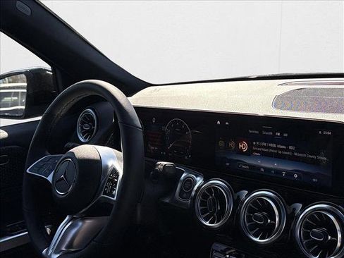 New 2025 Mercedes-Benz GLB 250 4MATIC image 25