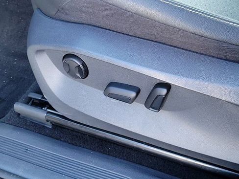 Used 2023 Volkswagen Tiguan SE w/ Panoramic Sunroof Package FWD image 17