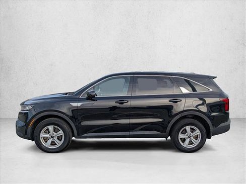 Used 2023 Kia Sorento LX image 2