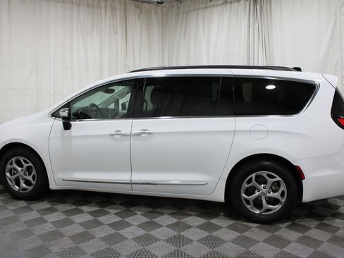 Used 2023 Chrysler Pacifica Limited FWD image 35