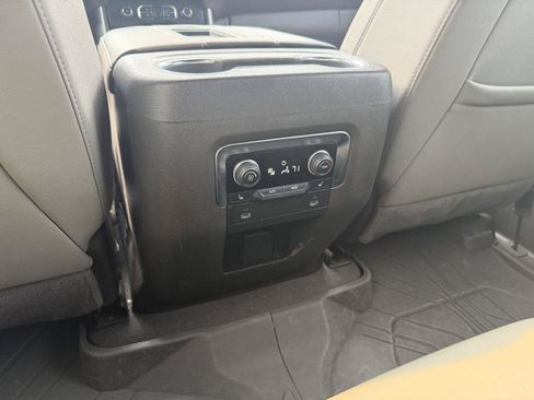 Used 2024 Chevrolet Suburban Z71 w/ Luxury Package AWD/4WD image 9