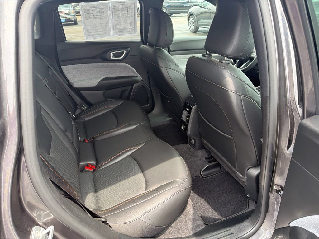 Used 2023 Jeep Compass Latitude AWD/4WD image 12