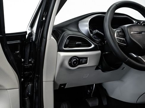 Used 2024 Chrysler Pacifica Limited FWD image 20