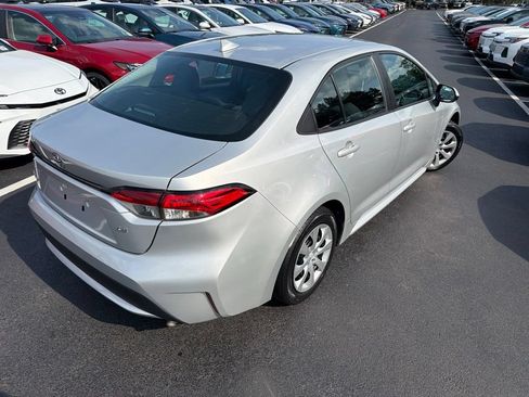 Used 2020 Toyota Corolla LE FWD image 5