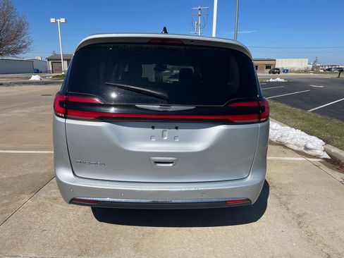 Used 2023 Chrysler Pacifica Touring-L image 3