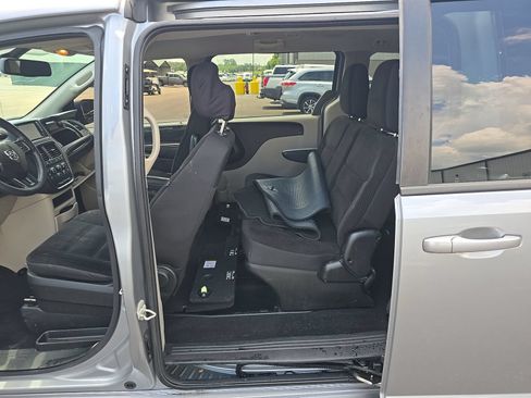 Used 2018 Dodge Grand Caravan SE FWD image 10