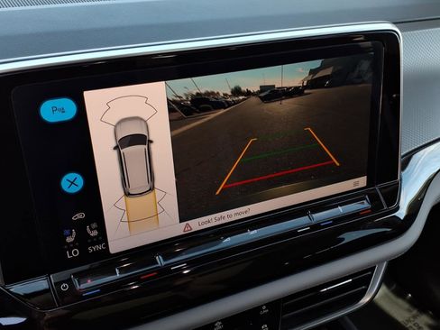 Certified 2025 Volkswagen Atlas Peak Edition SE image 31