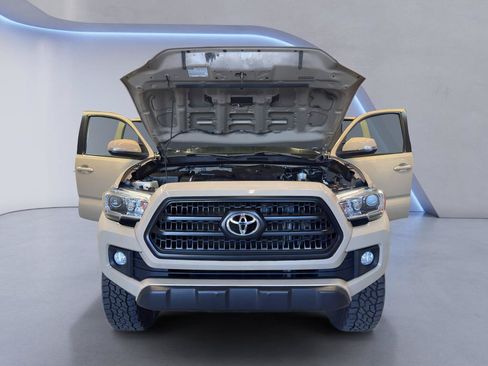 Used 2016 Toyota Tacoma TRD Sport w/ Exterior Package AWD/4WD image 10