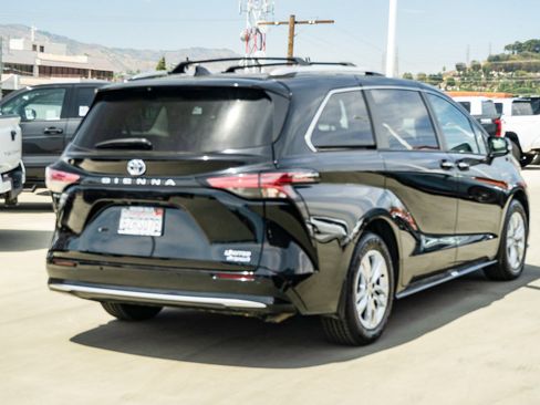 Certified 2022 Toyota Sienna Limited FWD image 2