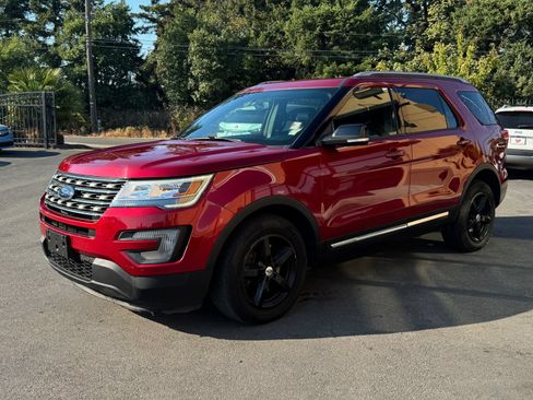 Used 2017 Ford Explorer XLT w/ Equipment Group 202A AWD/4WD image 3