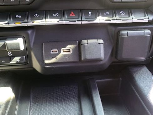 Used 2022 Chevrolet Silverado 1500 LTZ AWD/4WD image 38
